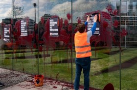 الجيل الأخير يلطخون مجدداً نصب الدستور في برلين