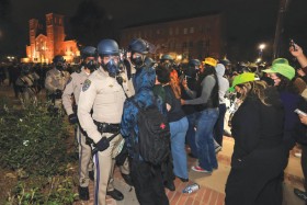 صدامات في جامعات أميركية والشرطة تتدخل