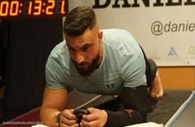 يحطم الرقم القياسي في تمرين المعدة 