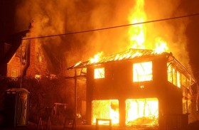 مليونير يحرق منزله الفاخر... نكاية في طليقته