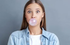 مفاجأة صادمة.. مضغ العلكة يفجر قنابل بلاستيكية في فمك