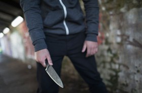 طفل يطعن شقيقه أمام أعين والديهما