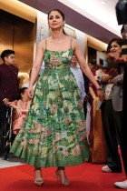 الممثلة الهندية أورميلا ماتوندكار تحضر عرض الفيلم الدرامي الهندي باللغة الهندية «هوم باوند» في مومباي.ا ف ب