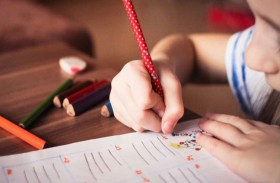 يشتكي أمه بمركز شرطة.. والسبب واجباته المدرسية