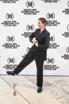 الممثلة اللوكسمبورغية فيكي كريبس على خشبة المسرح مع جائزة مهرجان كارلوفي فاري السينمائي الدولي التاسع في التشيك. ا ف ب