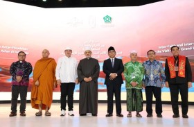 شيخ الأزهر خلال لقائه رموزا دينية في إندونيسيا: الأديان رسالة سلام