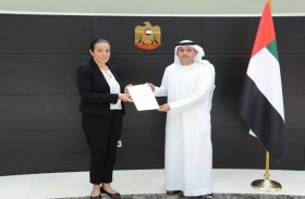 مكتب وزارة الخارجية في دبي يتسلم البراءة القنصلية من قنصل عام فرنسا