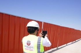 دائرة البلديات والنقل ممثلة ببلدية مدينة أبوظبي توعي شركات المقاولات والمواقع الإنشائية بأهمية تشييد أسوار مؤقتة آمنة وذات مظهر عام متناسق  