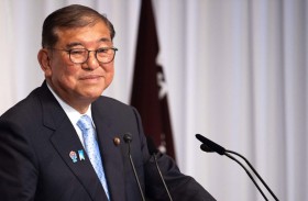 إيشيبا يتعهد بالبقاء في منصبه بعد هزيمة ساحقة بالانتخابات 