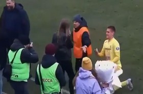 حارس أمن يفسد طلب زواج رومانسي