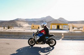 مصري يتحدى تغيرات المناخ بدراجة كهربائية