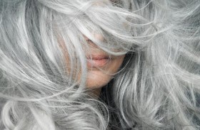 دراسة تكشف أسباب تحول الشعر إلى اللون الرمادي