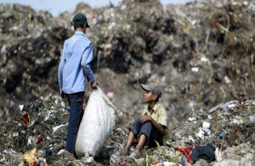 طفلة كانت تبحث عن قوتها.. فطمرت تحت القمامة