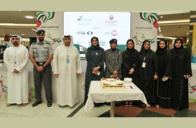 بلدية مدينة أبوظبي تقدم الورود والهدايا إلى موظفاتها احتفاءً بيوم المرأة الإماراتية