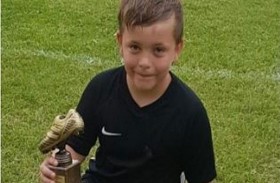 طفل يكتشف إصابته بورم من غريب أوقفه بالشارع