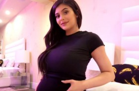 كايلي جينر تستعرض حملها 