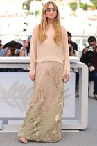 الممثلة الأمريكية جينيفر لورانس خلال جلسة تصوير لفيلم «مت يا حبيبي»  في الدورة الثامنة والسبعين لمهرجان كان السينمائي. (ا ف ب)