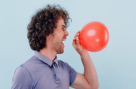 بريطانيا تحظر «غاز الضحك» للحد من السلوك المعادي 