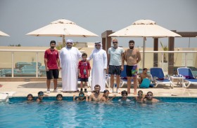 إدارة نادي الذيد تتفقد معسكر فريقها للسباحة استعدادا للمنافسات 