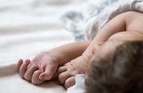 يضرب رضيعًا بالأرض ويدخله في غيبوبة