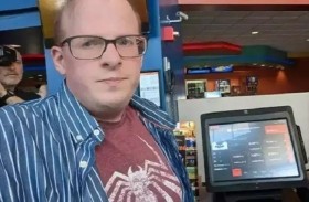 يحطم الرقم القياسي بمشاهدة 777 فيلماً في السينما خلال عام