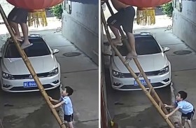 طفل ينقذ والده من سلم مكسور 