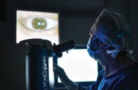 يستعيد بصره بعملية «زرع سن في العين»