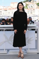 الممثلة البريطانية كاميلا أيكو خلال جلسة تصوير لفيلم «منظر شاحب للتلال» في مهرجان كان السينمائي. (ا ف ب)