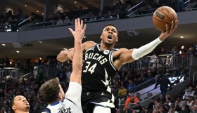 أنتيتوكومبو يقود باكس للفوز على مافريكس