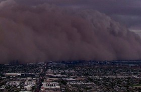 عاصفة غبارية تغرق مدينة أمريكية في الظلام 