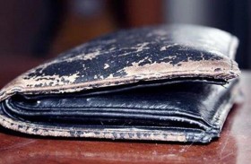 53 عاما ثم عادت محفظته من حافة الأرض