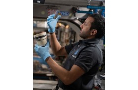 سلطان النيادي يُشارك في تجربة لدراسة مُسببات الأمراض في الفضاء