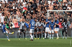 جولة «سقوط الكبار» تمنح نابولي وأتالانتا صدارة الدوري الإيطالي