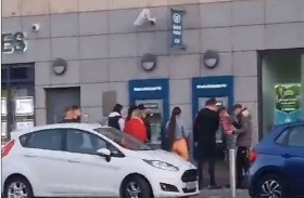 أموال مجانية.. طوابير أمام الصراف الآلي