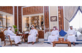 حاكم عجمان يطلع على خطط وبرامج وزارة العدل