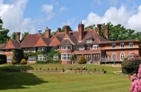 الأشباح تجبر أديل على بيع قصرها!