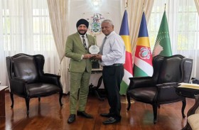 بلان بي تتلقى أرفع وسام من رئيس سيشل