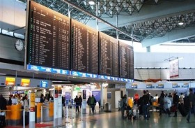 يتخفى بزيّ عامل صيانة لرؤية حبيبته