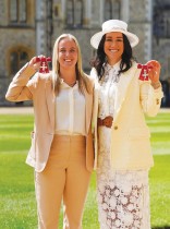 بيث ميد ولوسي برونز عقب حصولهما على وسام الإمبراطورية البريطانية من قبل أمير ويلز خلال حفل تنصيب في قلعة وندسور. رويترز