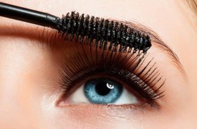 كيف يتم وضع الماسكارا بالطريقة الصحيحة؟