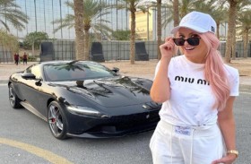 تجني الملايين باستعراض السيارات الفاخرة على الإنترنت