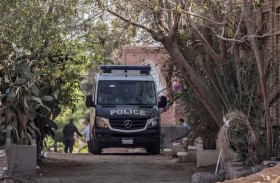 تعلقت بحبل وسقطت من الدور الخامس بمحاولة لرؤية طفلتيها