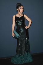 الممثلة الأمريكية المكسيكية سلمى حايك خلال جلسة التصوير قبل حفل توزيع جوائز كيرينغ للنساء في الحركة لعام 2025. (ا ف ب)