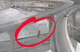 مشهد صادم.. نجاة سائق من السقوط العظيم