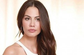 ديميت أوزديمير تحبس الأنفاس بصورتها الجديدة