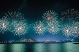 جزيرة ياس تضيء معالمها بألوان العلم السعودي مع عرض مميز للألعاب النارية 