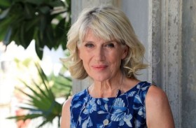 عصابة تهاجم إعلامية شهيرة وتسرقها 