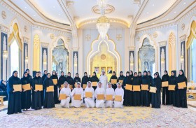 حاكم عجمان وولي عهده يستقبلان أوائل الثانوية العامة في الإمارة