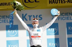 بوجاتشار من فريق الإمارات للدراجات الهوائية يفوز بالقميص الأبيض في جولة فرنسا