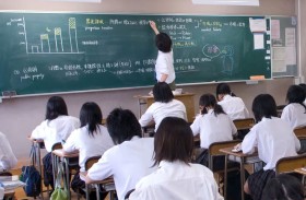 إصابة 5 موظفين بعد اقتحام مدرسة ابتدائية